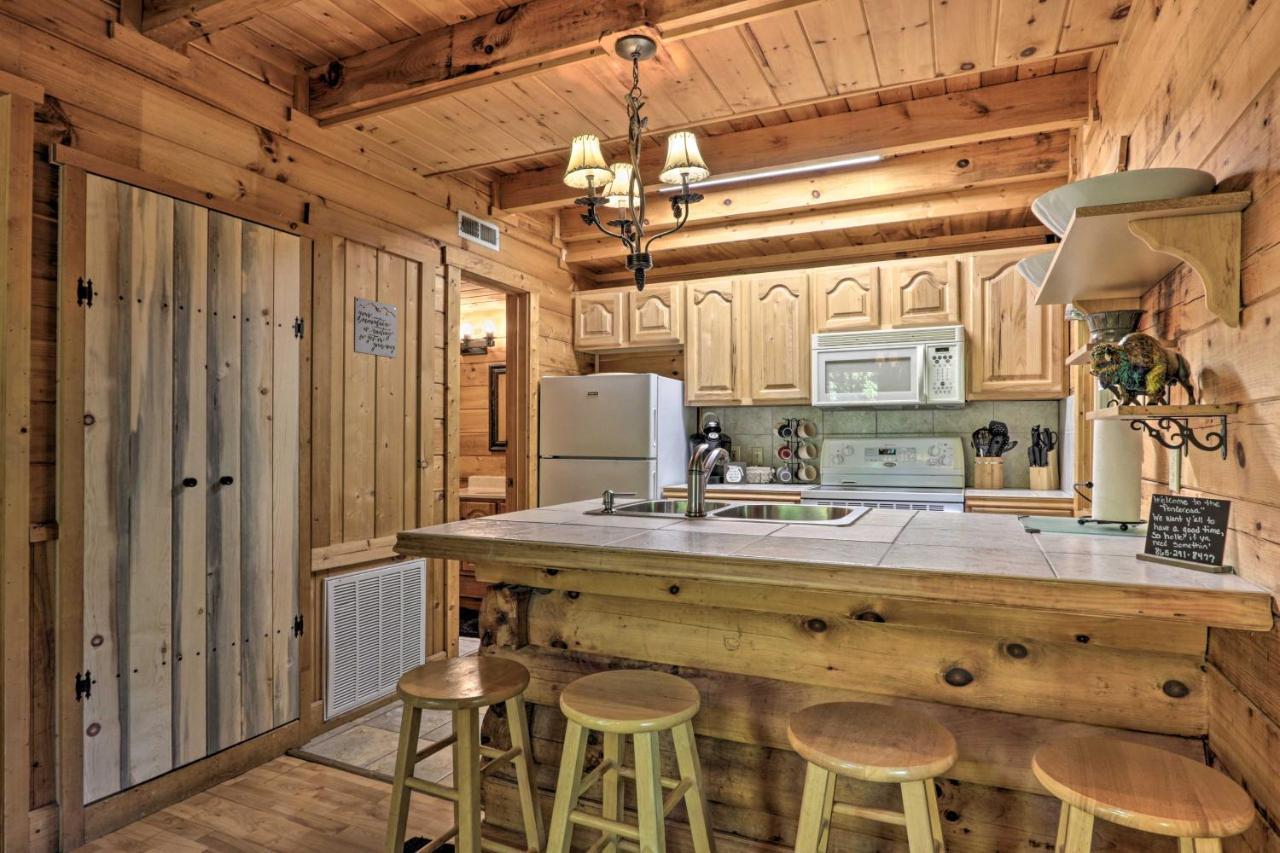 Cabin With Hot Tub And Deck, 3 Mi To Pigeon Forge Sevierville Exterior foto