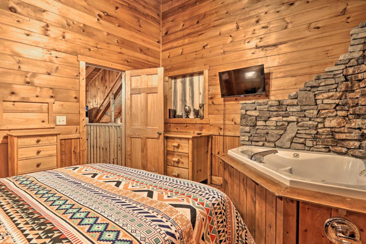 Cabin With Hot Tub And Deck, 3 Mi To Pigeon Forge Sevierville Exterior foto